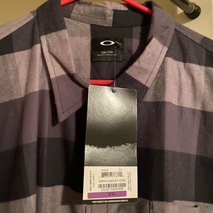 Men’s Oakley button up shirt